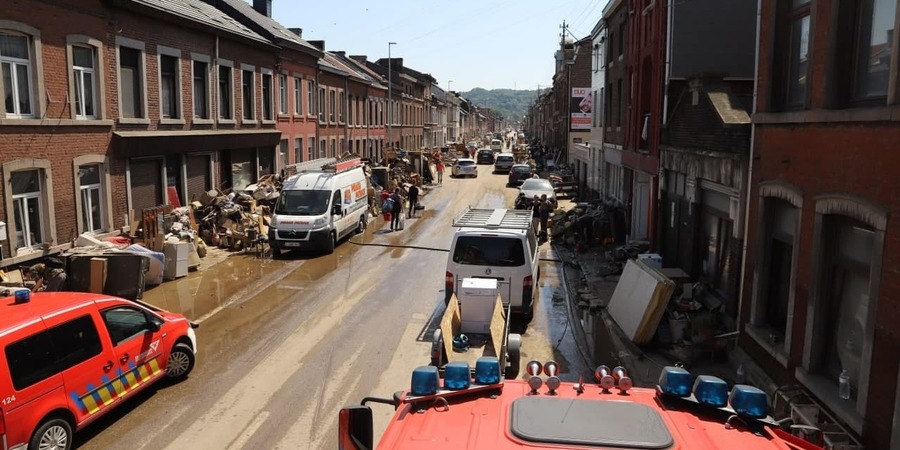 Een beeld van een door de watersnood getroffen straat. Ook Brandweer Zone Antwerpen helpt er volop mee. Een beeld van een door de watersnood getroffen straat. Ook Brandweer Zone Antwerpen helpt er volop mee.